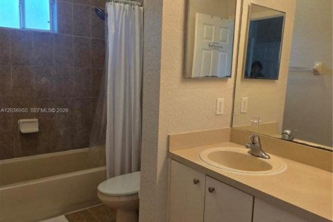 Townhouse in Tamarac, Florida 2 bedrooms, 130.43 sq.m. № 2154211 - photo 13