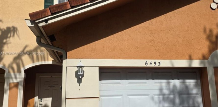 Townhouse in Tamarac, Florida 2 bedrooms, 130.43 sq.m. № 2154211