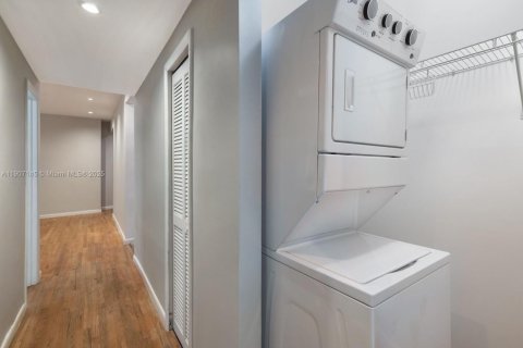 Condo in Miami Beach, Florida, 2 bedrooms  № 1963648 - photo 9