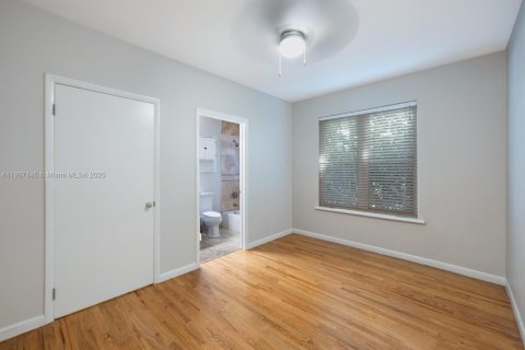 Condo in Miami Beach, Florida, 2 bedrooms  № 1963648 - photo 6