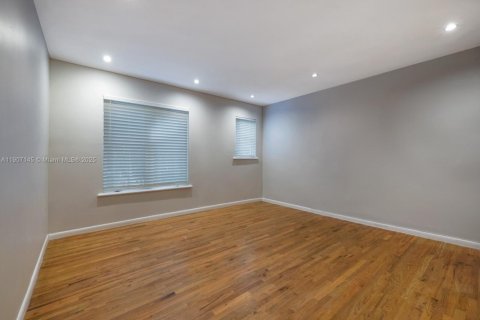 Condo in Miami Beach, Florida, 2 bedrooms  № 1963648 - photo 2