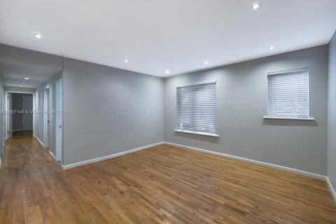 Condo in Miami Beach, Florida, 2 bedrooms  № 1963648 - photo 1