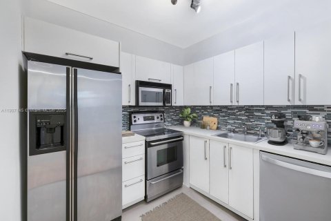 Condo in Miami Beach, Florida, 2 bedrooms  № 1963648 - photo 14