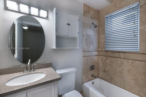 Condo in Miami Beach, Florida, 2 bedrooms  № 1963648 - photo 8