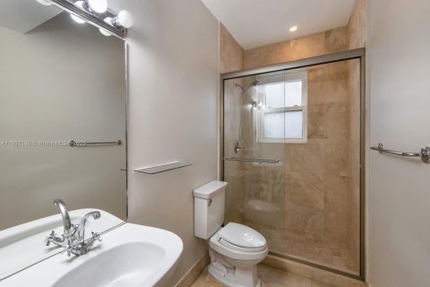 Condo in Miami Beach, Florida, 2 bedrooms  № 1963648 - photo 5