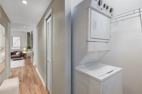 Condo in Miami Beach, Florida, 2 bedrooms  № 1963648 - photo 3