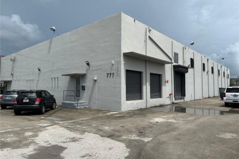Commercial property in Miami, Florida № 1891327 - photo 3