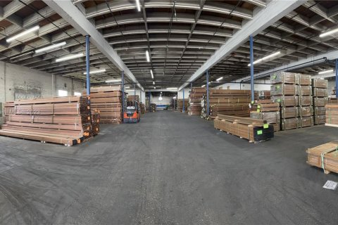 Commercial property in Miami, Florida № 1891327 - photo 4