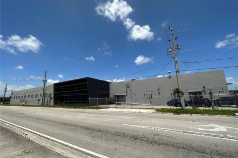 Commercial property in Miami, Florida № 1891327 - photo 1