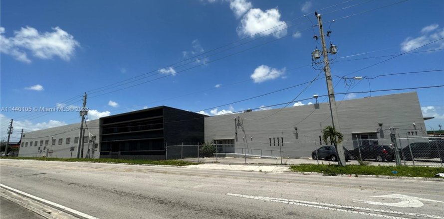 Commercial property in Miami, Florida № 1891327