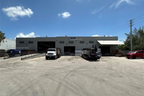 Commercial property in Miami, Florida № 1891327 - photo 2