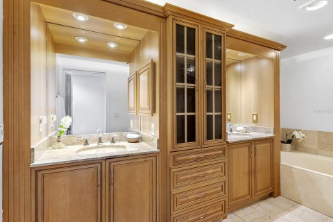 Condo in Sarasota, Florida, 2 bedrooms  № 2102850 - photo 22