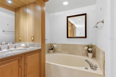 Condo in Sarasota, Florida, 2 bedrooms  № 2102850 - photo 23