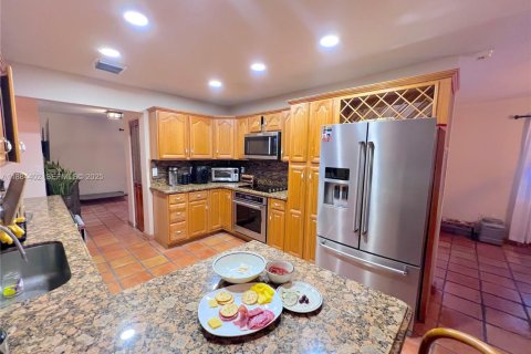 House in Miami, Florida 3 bedrooms, 210.42 sq.m. № 2034886 - photo 7