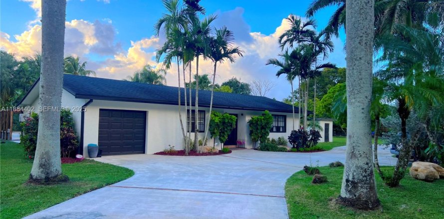 House in Miami, Florida 3 bedrooms, 210.42 sq.m. № 2034886