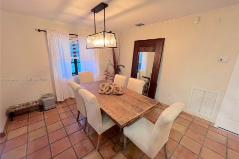 House in Miami, Florida 3 bedrooms, 210.42 sq.m. № 2034886 - photo 8