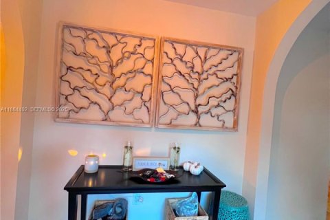 House in Miami, Florida 3 bedrooms, 210.42 sq.m. № 2034886 - photo 3