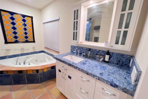 House in Miami, Florida 3 bedrooms, 210.42 sq.m. № 2034886 - photo 24