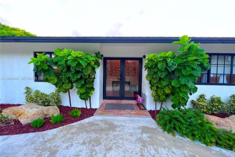 House in Miami, Florida 3 bedrooms, 210.42 sq.m. № 2034886 - photo 2