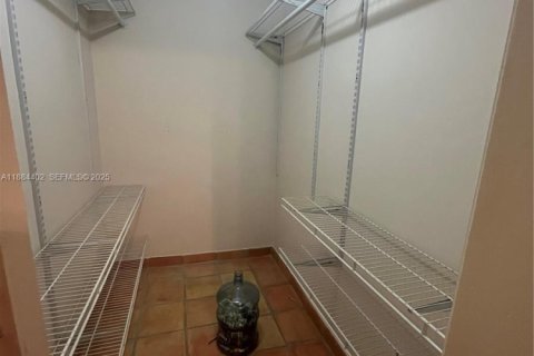 House in Miami, Florida 3 bedrooms, 210.42 sq.m. № 2034886 - photo 18