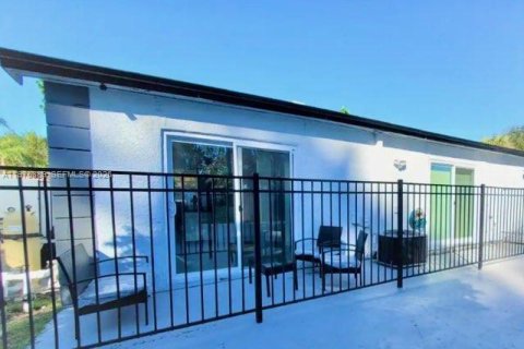 House in Miami Gardens, Florida 2 bedrooms, 75.25 sq.m. № 2038424 - photo 10