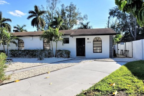 House in Miami Gardens, Florida 2 bedrooms, 75.25 sq.m. № 2038424