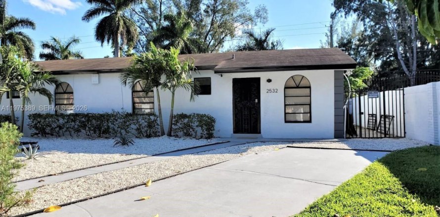 House in Miami Gardens, Florida 2 bedrooms, 75.25 sq.m. № 2038424