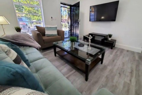 House in Miami Gardens, Florida 2 bedrooms, 75.25 sq.m. № 2038424 - photo 2