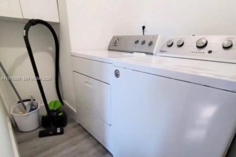 House in Miami Gardens, Florida 2 bedrooms, 75.25 sq.m. № 2038424 - photo 9