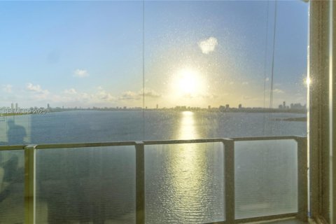 Condo in Miami, Florida, 2 bedrooms  № 1994265 - photo 7