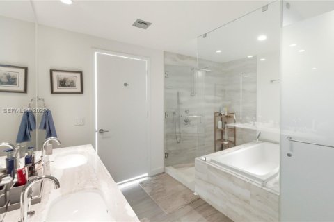 Condo in Miami, Florida, 2 bedrooms  № 1994265 - photo 13