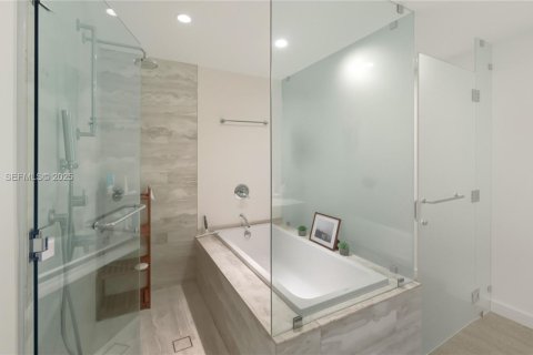 Condo in Miami, Florida, 2 bedrooms  № 1994265 - photo 12