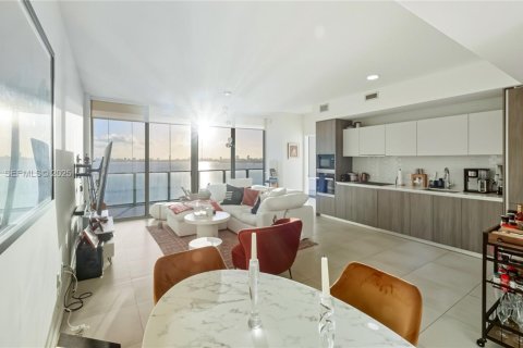 Condo in Miami, Florida, 2 bedrooms  № 1994265 - photo 2