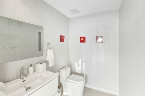 Condo in Miami, Florida, 2 bedrooms  № 1994265 - photo 16