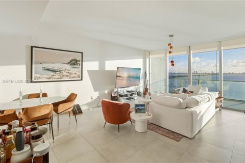 Condo in Miami, Florida, 2 bedrooms  № 1994265 - photo 5