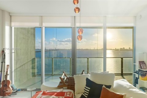 Condo in Miami, Florida, 2 bedrooms  № 1994265 - photo 1