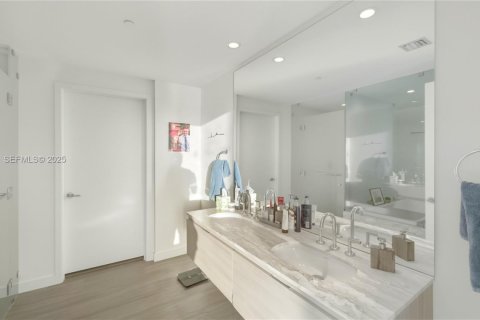 Condo in Miami, Florida, 2 bedrooms  № 1994265 - photo 14