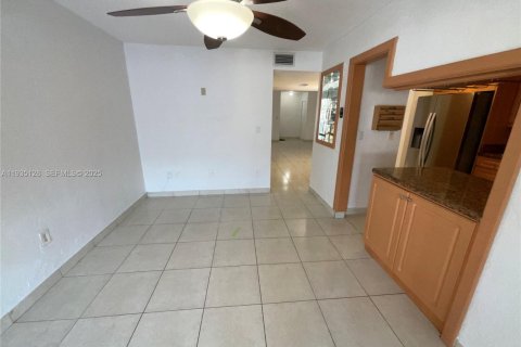 Adosado en alquiler en Hialeah, Florida, 3 dormitorios, 157.19 m2 № 1993292 - foto 9