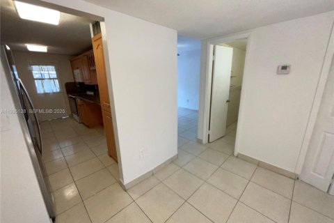 Adosado en alquiler en Hialeah, Florida, 3 dormitorios, 157.19 m2 № 1993292 - foto 5