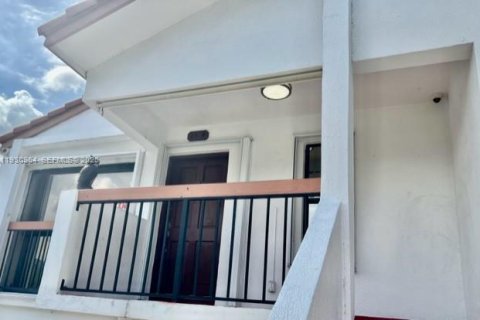 Снять в аренду квартиру в Майами, Флорида 2 спальни, 70.61м2, № 1989736 - фото 1