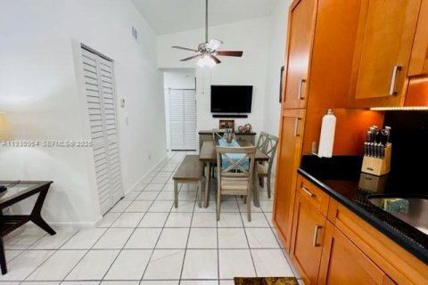 Снять в аренду квартиру в Майами, Флорида 2 спальни, 70.61м2, № 1989736 - фото 13