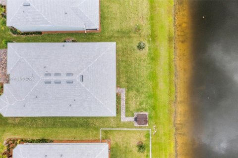 House in Port St. Lucie, Florida 5 bedrooms, 252.79 sq.m. № 2054297 - photo 4