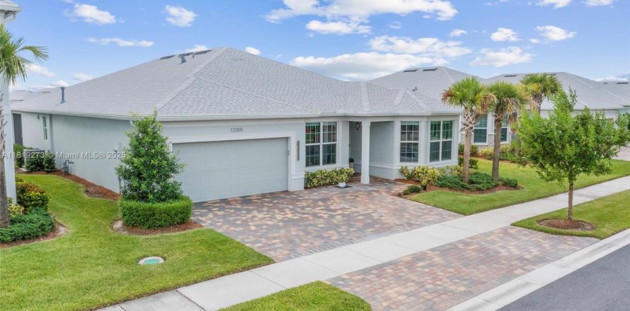 House in Port St. Lucie, Florida 5 bedrooms, 252.79 sq.m. № 2054297