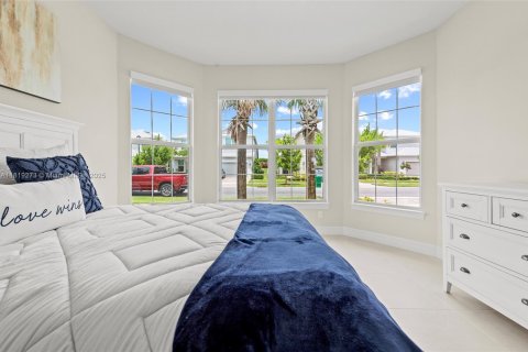 House in Port St. Lucie, Florida 5 bedrooms, 252.79 sq.m. № 2054297 - photo 15