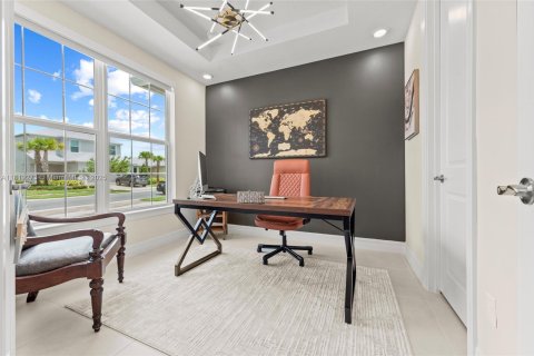 House in Port St. Lucie, Florida 5 bedrooms, 252.79 sq.m. № 2054297 - photo 11