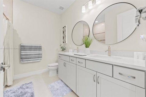 House in Port St. Lucie, Florida 5 bedrooms, 252.79 sq.m. № 2054297 - photo 16