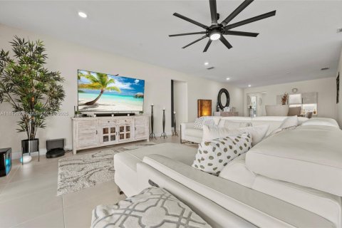 House in Port St. Lucie, Florida 5 bedrooms, 252.79 sq.m. № 2054297 - photo 25