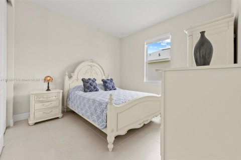 House in Port St. Lucie, Florida 5 bedrooms, 252.79 sq.m. № 2054297 - photo 18