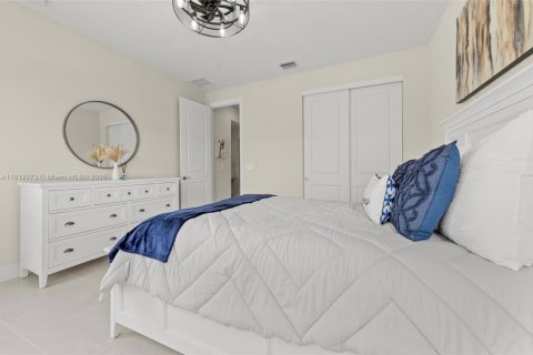 House in Port St. Lucie, Florida 5 bedrooms, 252.79 sq.m. № 2054297 - photo 14