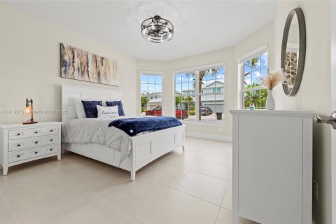 House in Port St. Lucie, Florida 5 bedrooms, 252.79 sq.m. № 2054297 - photo 13